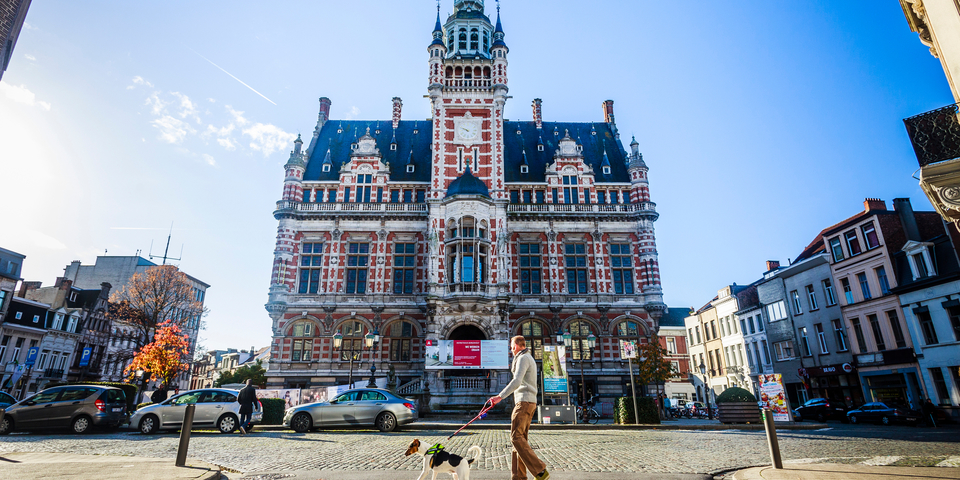 Vooraanzicht districtshuis op het Moorkensplein
